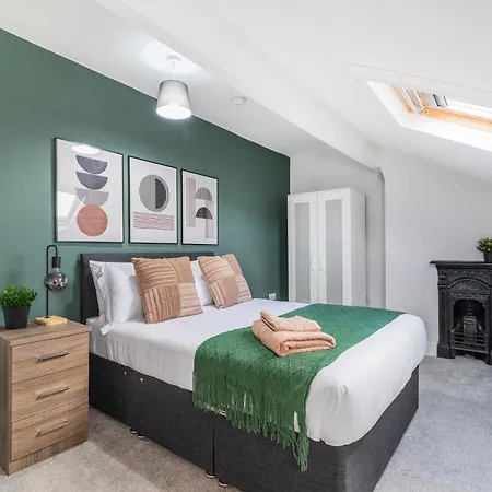 Spacious Two Bed House In Headingley בית נופש