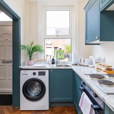 Spacious Two Bed House In Headingley בית נופש