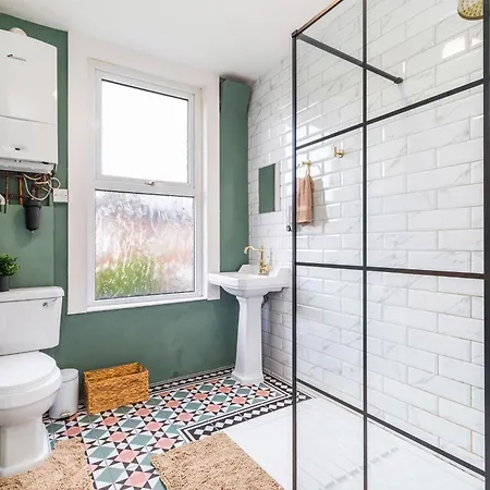 Spacious Two Bed House In Headingley