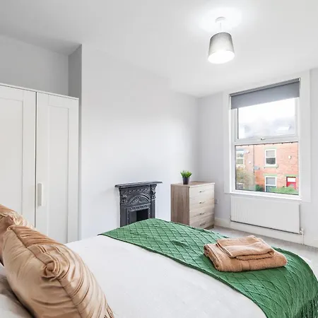 Spacious Two Bed House In Headingley בית נופש