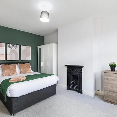 Spacious Two Bed House In Headingley בית נופש לידס