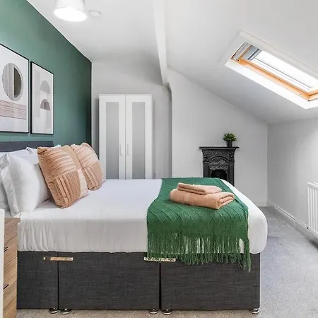 Spacious Two Bed House in Headingley